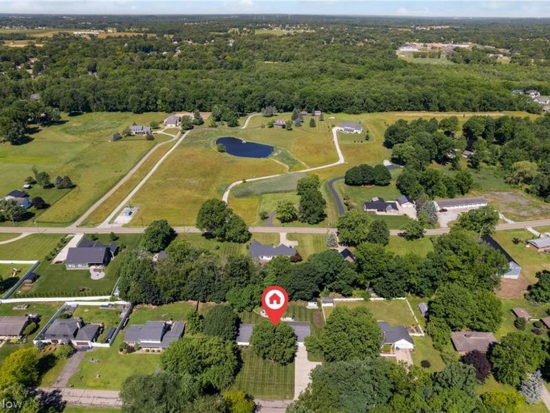 1001 Oneida Trail SW, Hartville, OH 44632 Photo 2
