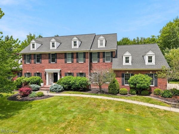 8320 Woodberry Boulevard , Chagrin Falls, OH 44023