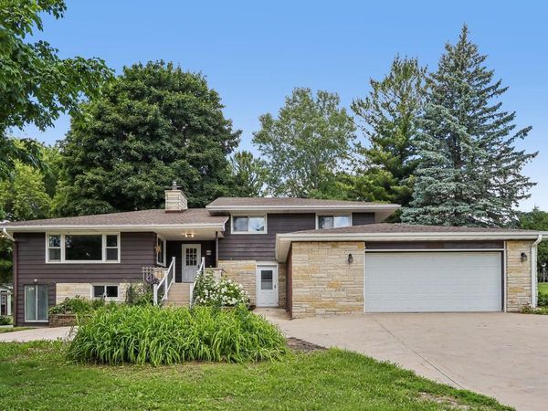 W270N195 Arrowhead TRAIL, Waukesha, WI 53188