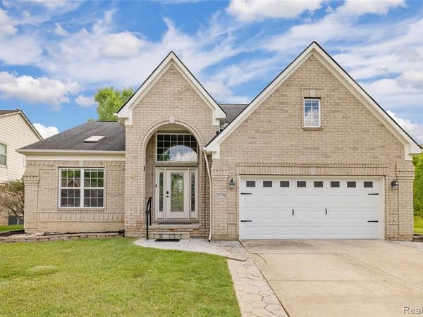 20798 Oak Ridge Drive, Clinton Twp, MI 48036