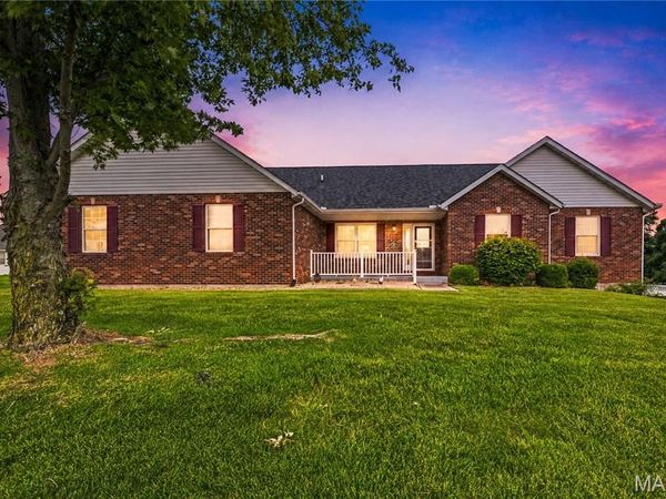 818 E Wood Drive, Columbia, IL 62236