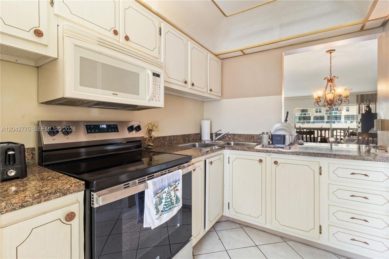 450 Paradise Isle Blvd, Unit 302, Hallandale Beach, FL 33009 Photo