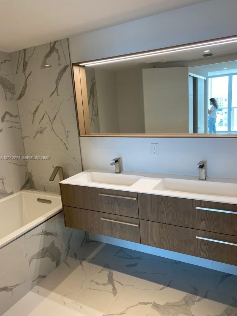 9521 E Bay Harbor Dr , Unit 605, Bay Harbor Islands, FL 33154 Photo