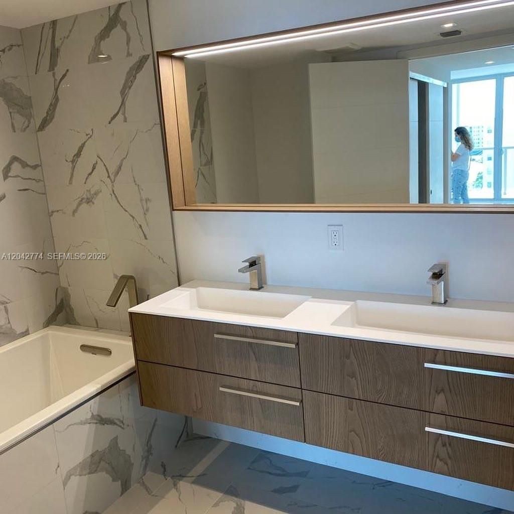 9521 E Bay Harbor Dr , Unit 605, Bay Harbor Islands, FL 33154 Photo