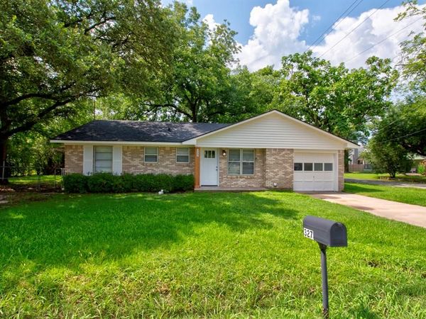 327 W Mckinney Street , Pilot Point, TX 76258