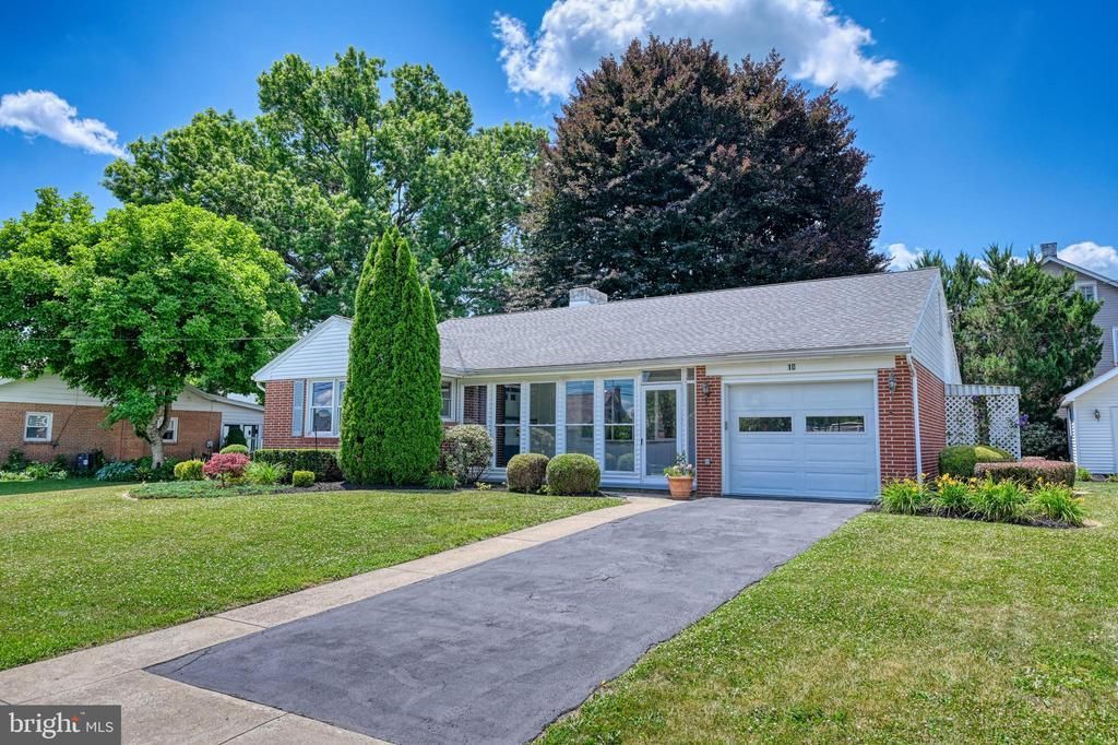 10 E LINCOLN AVENUE , ROBESONIA, PA 19551