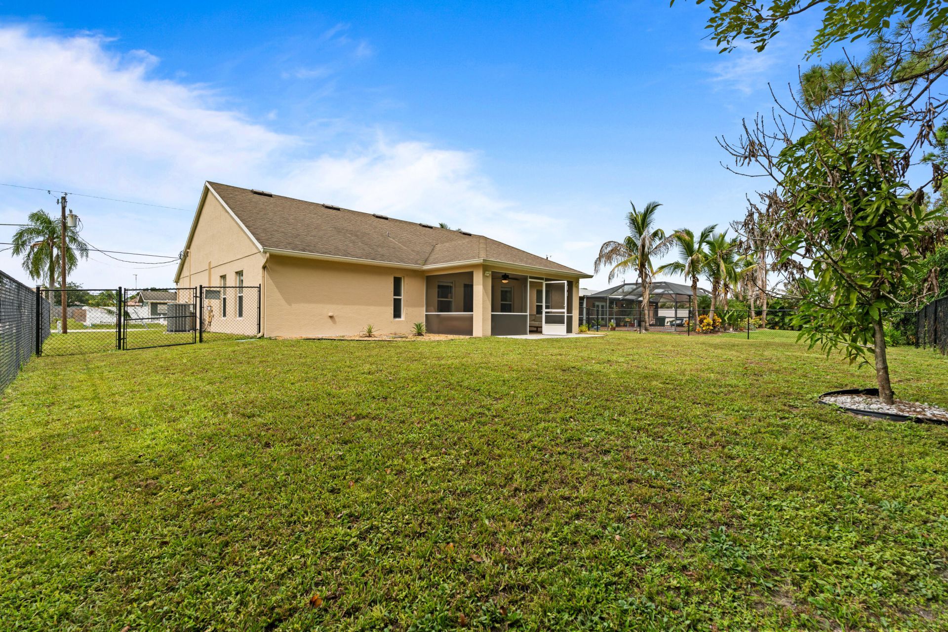 516 SE Crosspoint Drive, Port Saint Lucie, FL 34983 Photo
