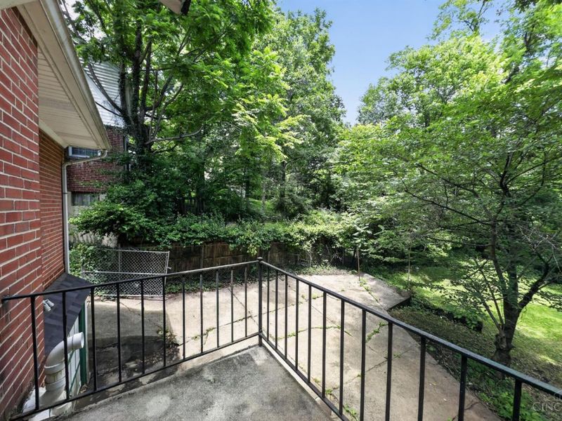 2204 Shasta Place, Cincinnati, OH 45211 Photo 2