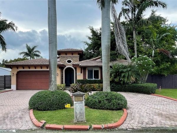 19366 SW 132nd Avenue , Miami, FL 33177