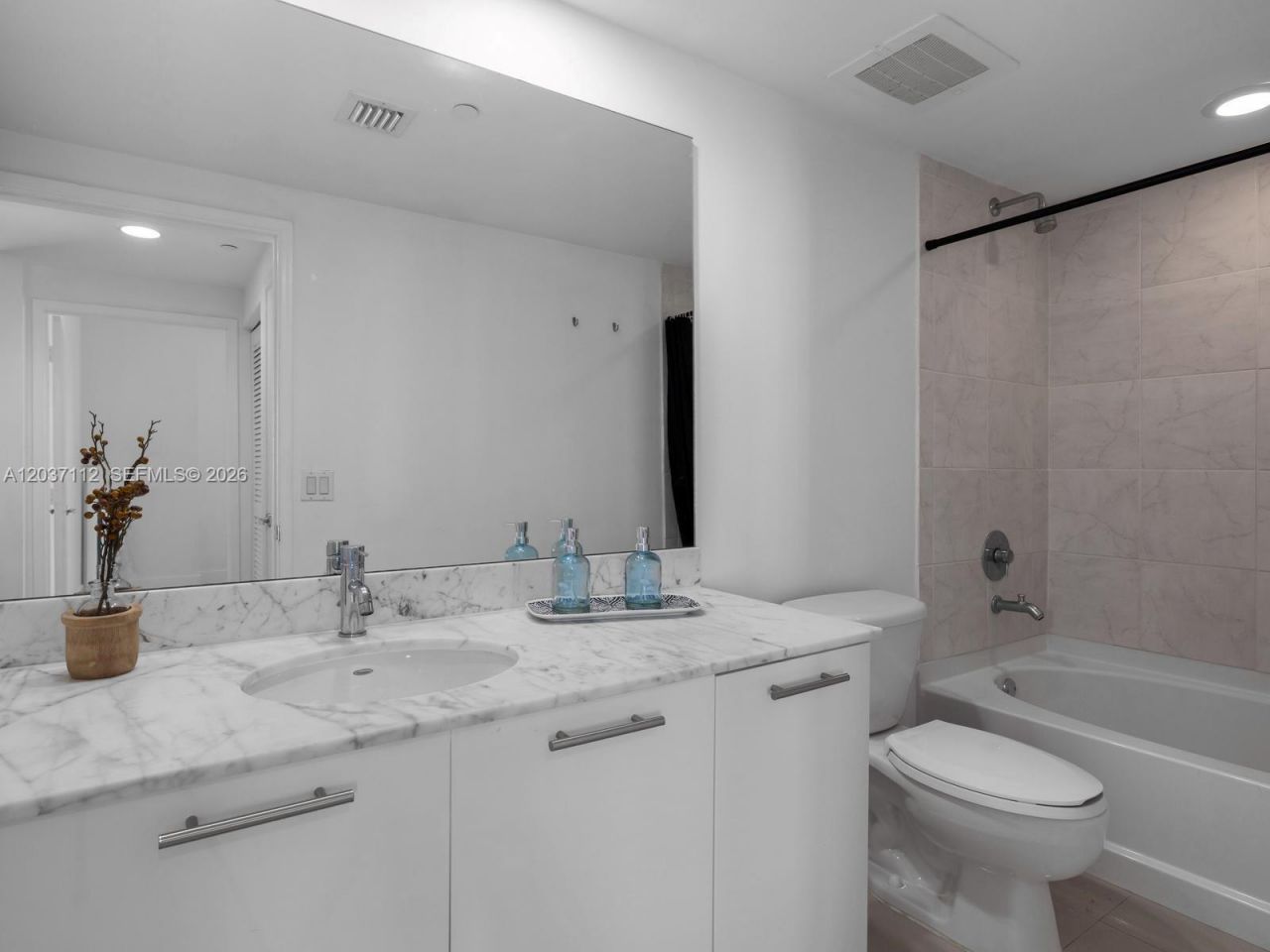 950 Brickell Bay Dr, Unit 1404, Miami, FL 33131 Photo