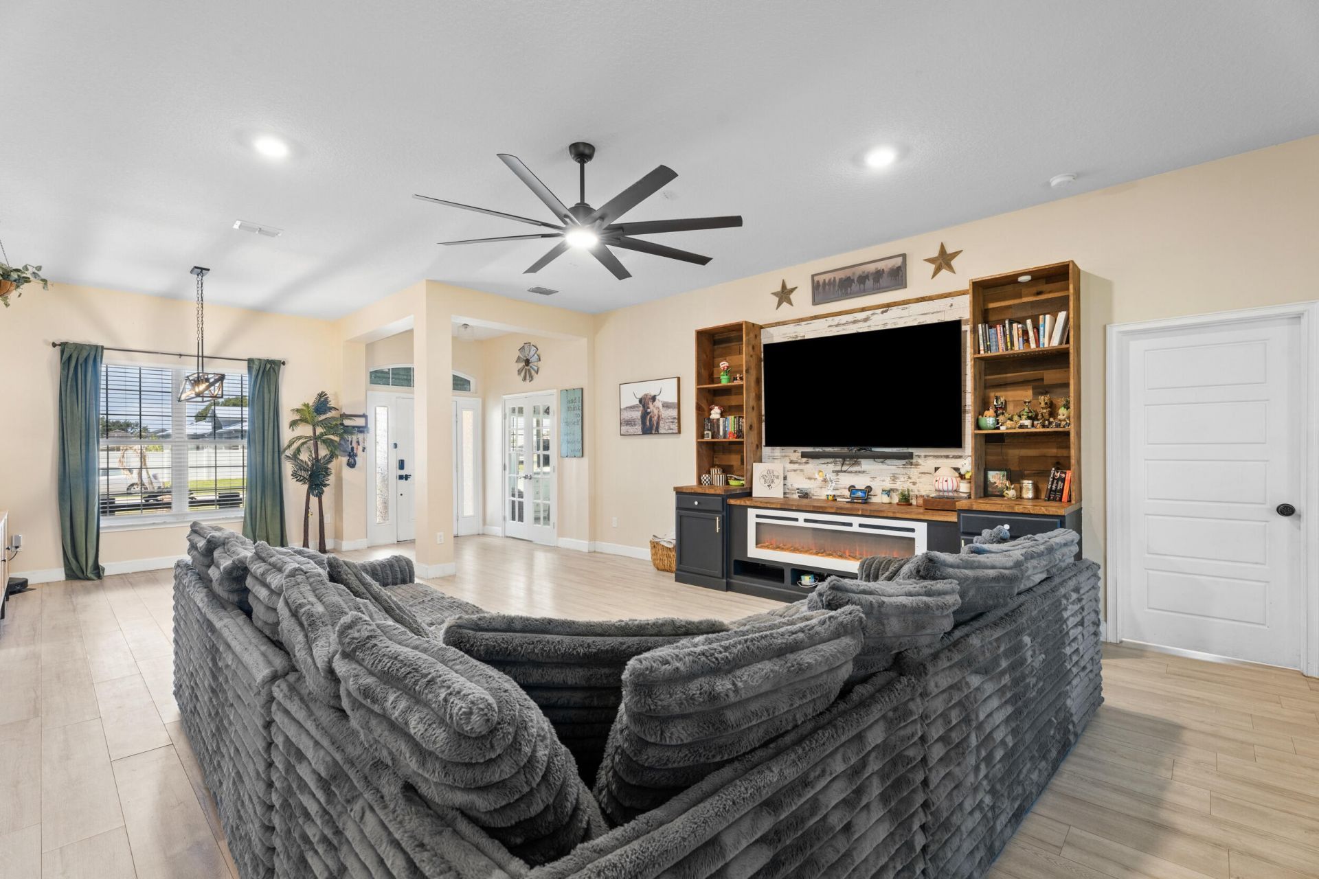 5846 NW Dooley Circle, Port Saint Lucie, FL 34986 Photo