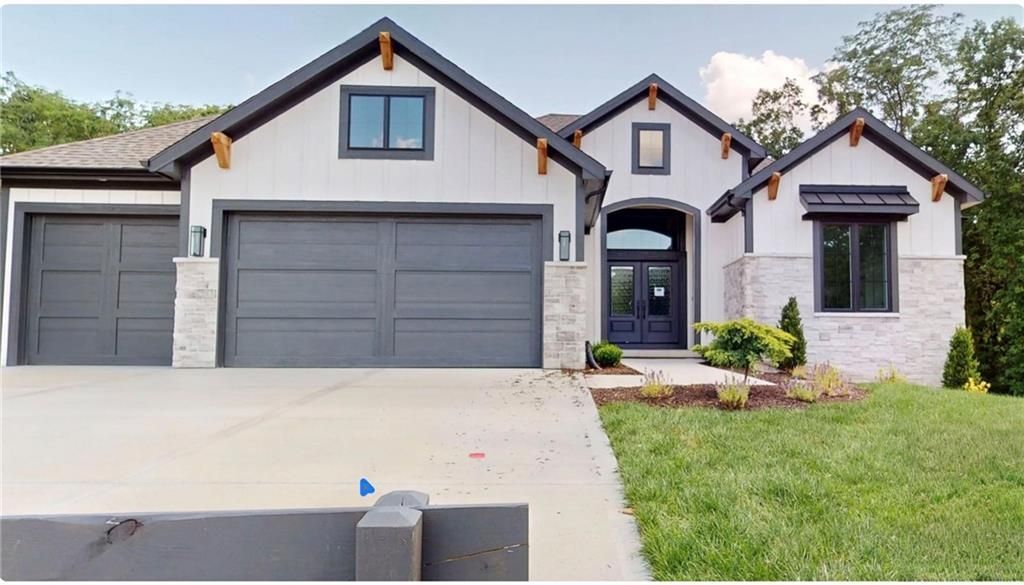 7461 N Mckinley Avenue, Kansas City, MO 64158 Main Photo