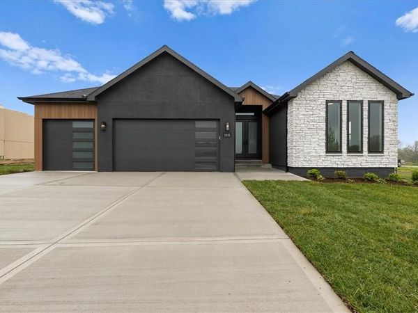 2120 SW Wheatfield Drive, Lee's Summit, MO 64082