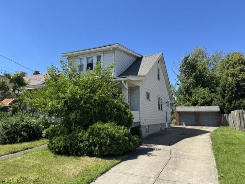 19205 Arrowhead Avenue, Cleveland, OH 44119 Photo 2