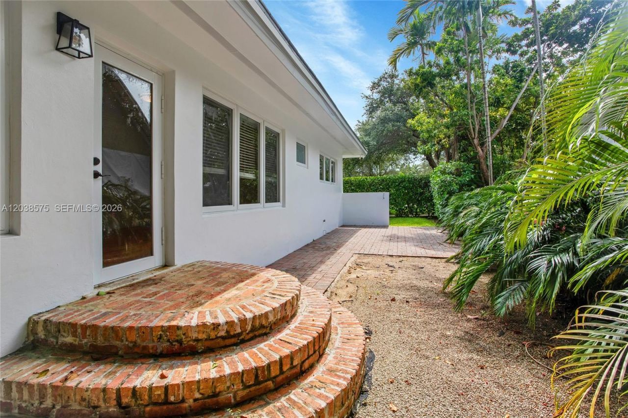 1100 S Alhambra Cir, Coral Gables, FL 33146 Photo