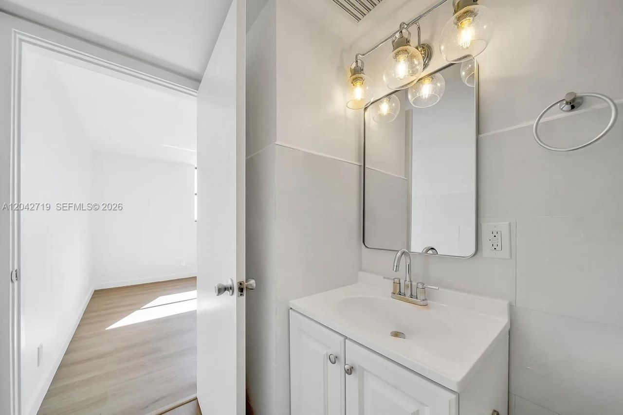 501 SW 1st St , Unit 502, Miami, FL 33130 Photo