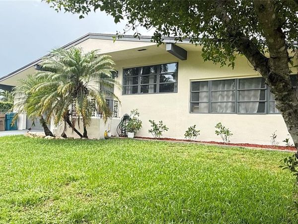 10751 SW 48th St, Davie, FL 33328
