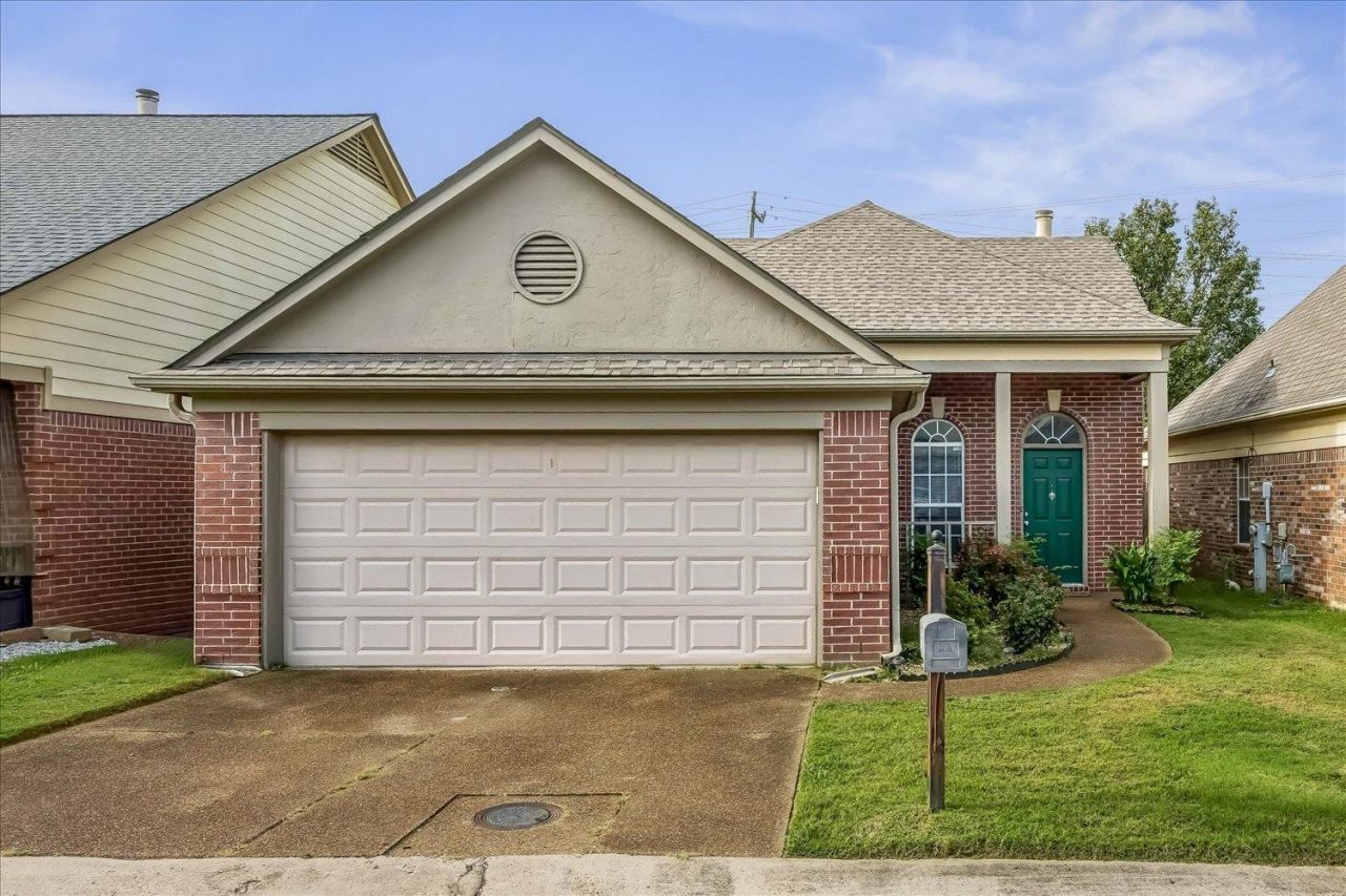 9151 S Berry Garden Cir, Memphis, TN 38016 Main Photo