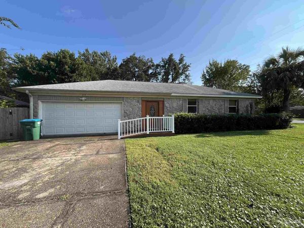 219 Norwich Dr, Gulf Breeze, FL 32561