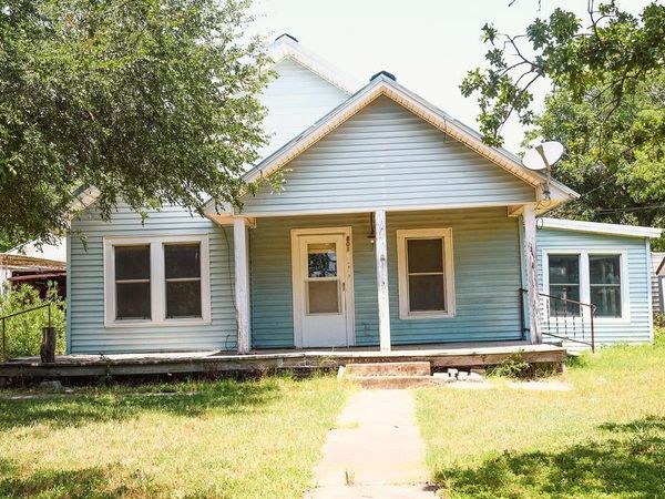 801 E Walcott Avenue, Comanche, TX 76442