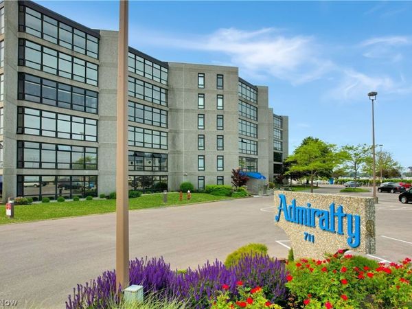 711 W Lakeshore Drive, Unit 203, Port Clinton, OH 43452