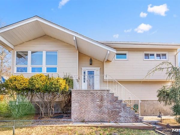 2 Columbine Court, MONTVALE, NJ 07645