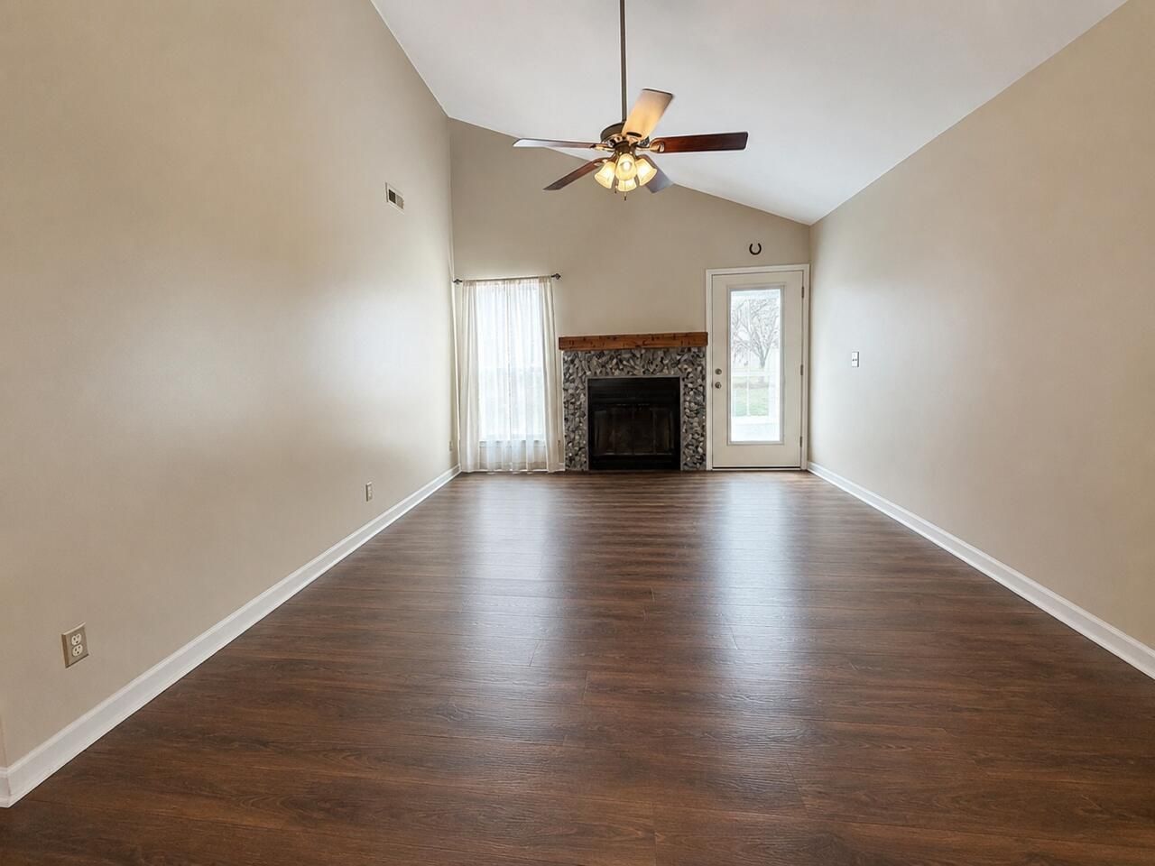 923 E Estates Boulevard Photo 7