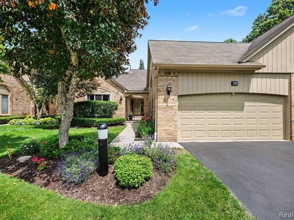 2202 Elm Circle, Shelby Twp, MI 48316