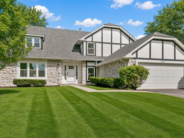 731 Roaring Brook Lane, Algonquin, IL 60102