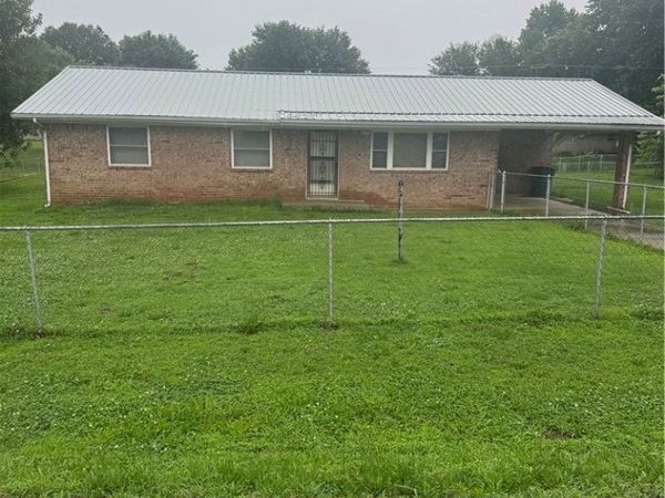 628 Pine Avenue , Gentry, AR 72734