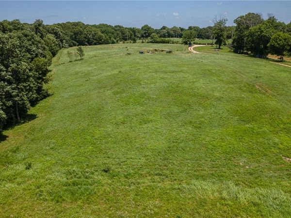 E McNelly Road , Bentonville, AR 72712