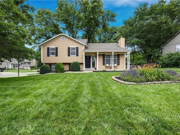 2400 NE Dale Hunter Drive, Lee's Summit, MO 64086