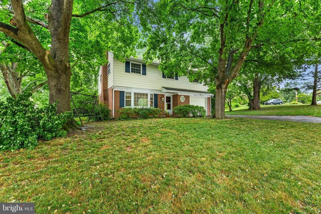 2545 GOLDEN DRIVE, EAST PETERSBURG, PA 17520
