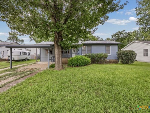 914 Plum Street , Lockhart, TX 78644