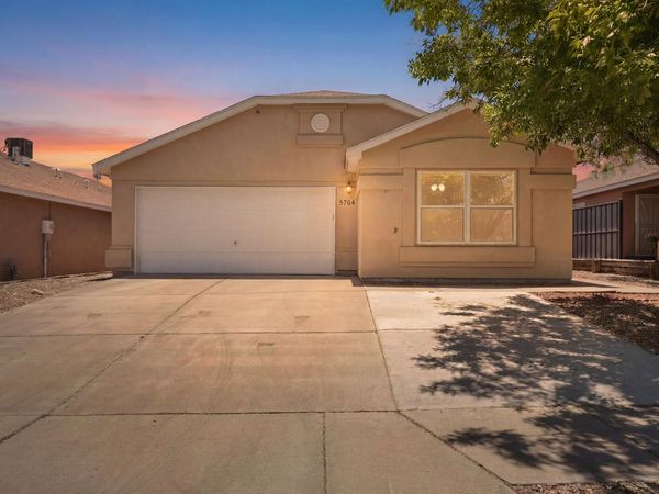 5704 Mesa Ridge Road NW, Albuquerque, NM 87114