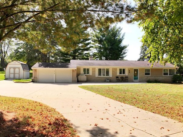 5319 W Sunnyside DRIVE, Mequon, WI 53092