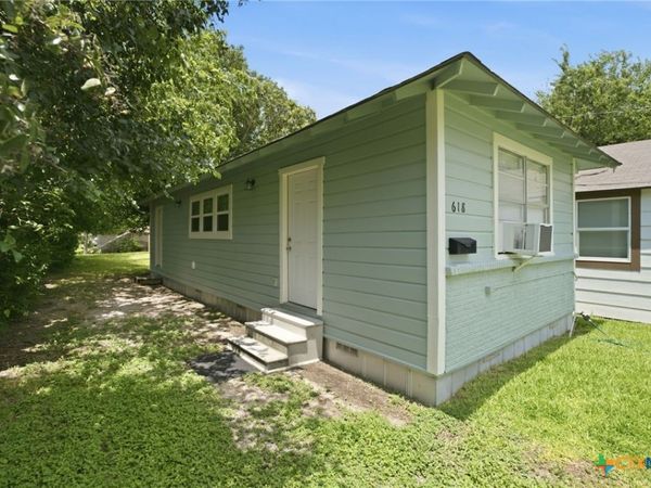 618 E Ireland Street , Seguin, TX 78155