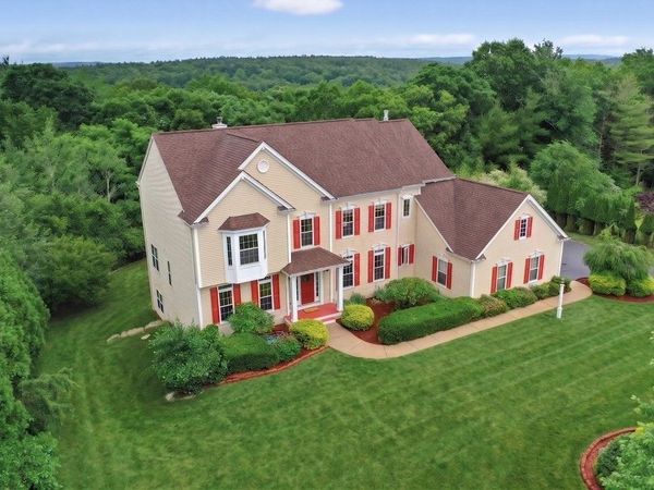 35 Howarth Dr, Upton, MA 01568