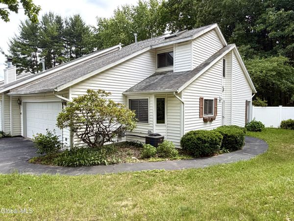 20 Green Meadow Drive, Clifton Park, NY 12065