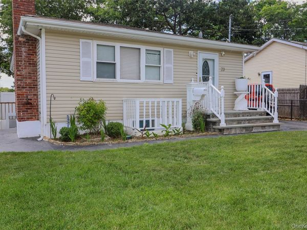 23 Peters Boulevard , Central Islip, NY 11722