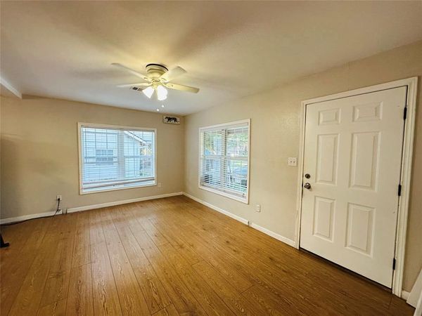 107 N Dwight Avenue, Dallas, TX 75211