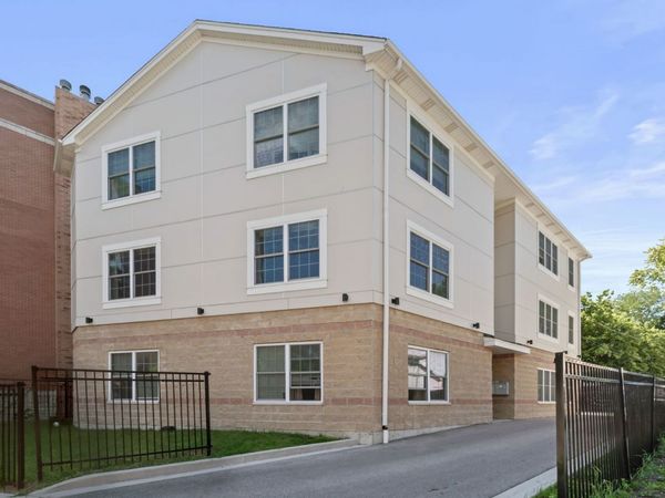 7441 N Rogers Avenue , Chicago, IL 60626