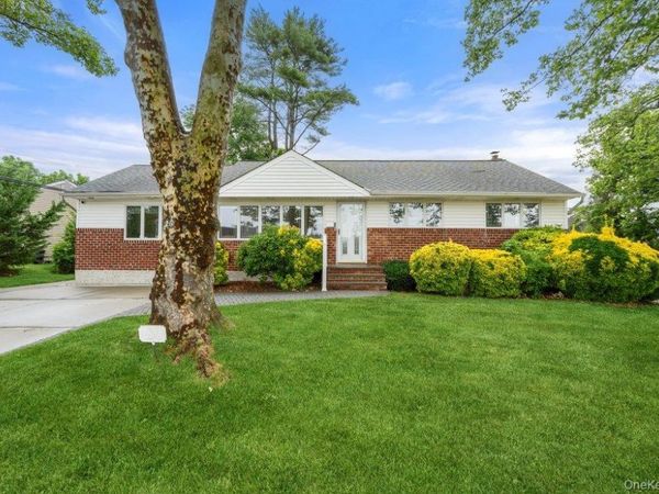 26 Sheridan Street , Old Bethpage, NY 11804