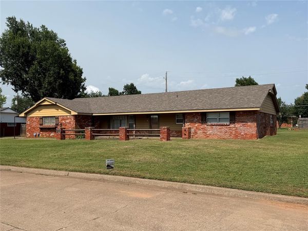 203 Elmhurst Drive, Chickasha, OK 73018