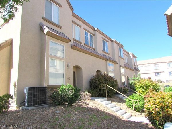 8404 Tiger Woods Avenue , Las Vegas, NV 89128
