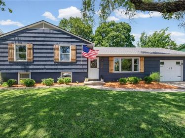 206 NW North Shore Drive, Lake Waukomis, MO 64151