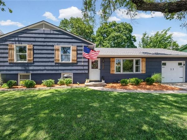206 NW North Shore Drive, Lake Waukomis, MO 64151