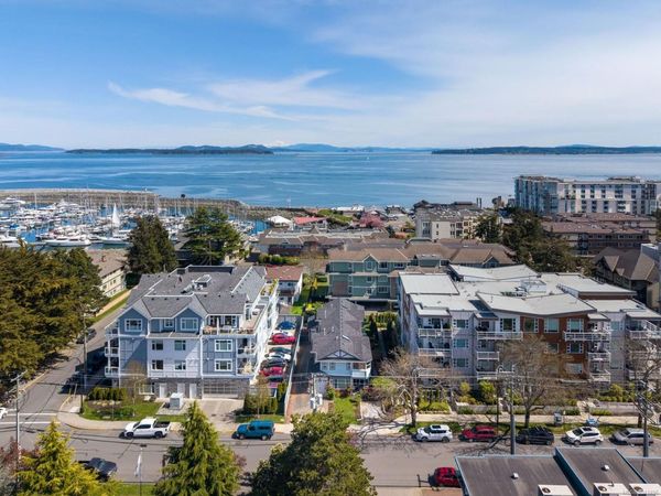 9875 Third St , Unit #1, Sidney, BC V8L 3A8