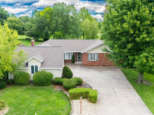 2 WINGED FOOT Drive, Pekin, IL 61554