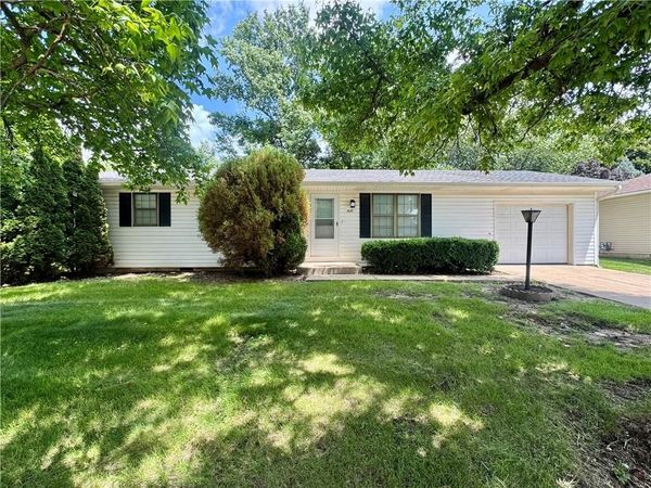 1627 N RAY Avenue, Maryville, MO 64468